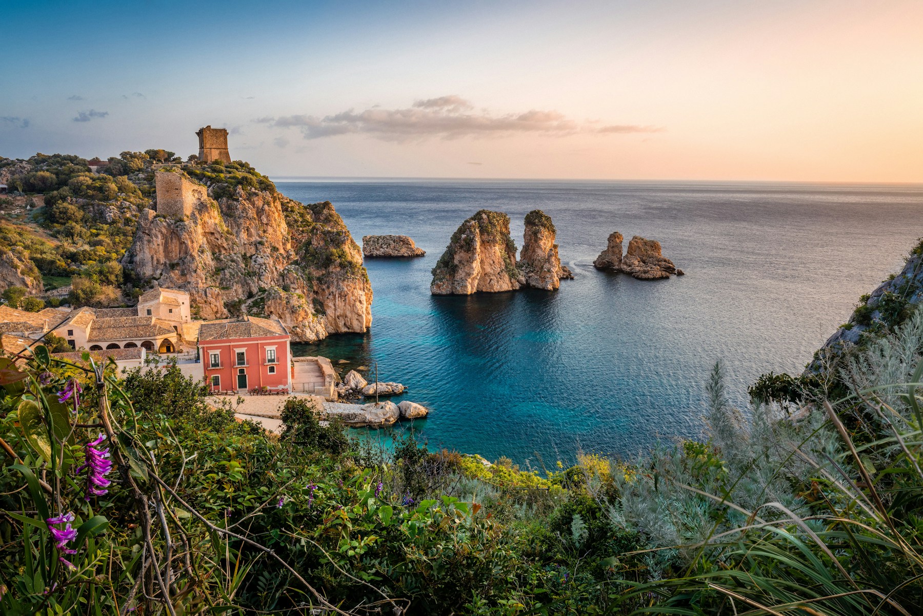 La costa siciliana a Scopello